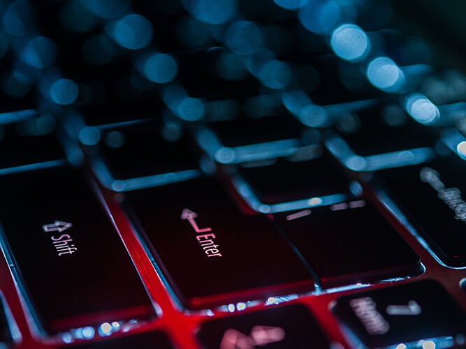 Et tastatur der man kan se enter- og shift-tastene.