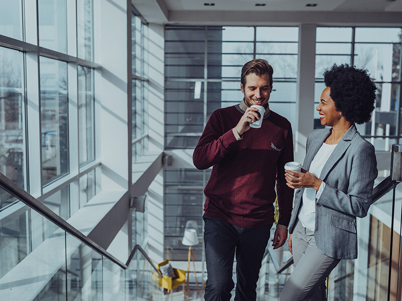 to kolleger som drikker kaffe og ler etter gdpr kurs